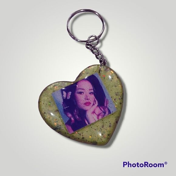 Bella Poarch Yellow Glitter Heart Keychain - Picture 3 of 10